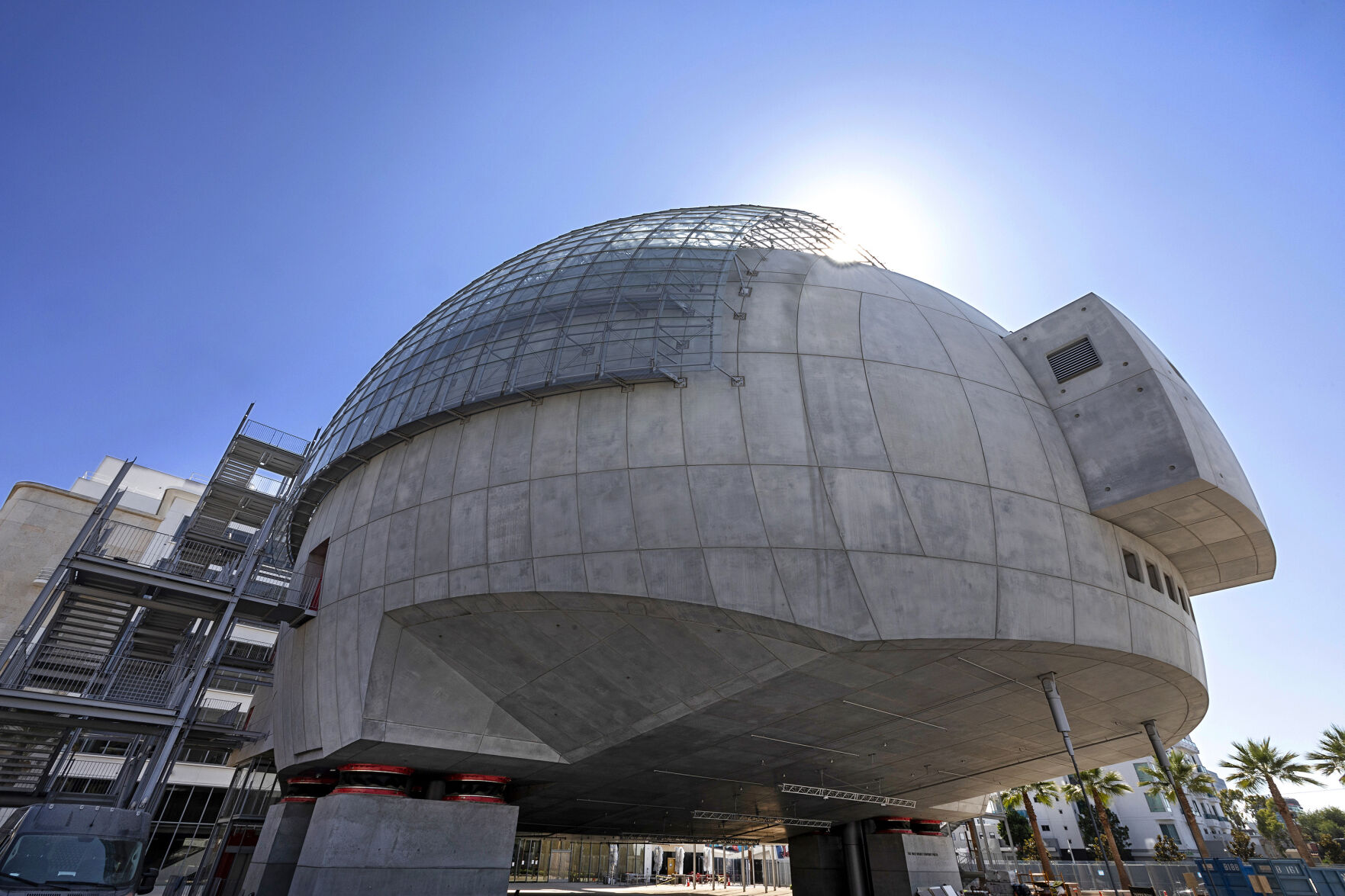Earthquake safe dome with retractable roof